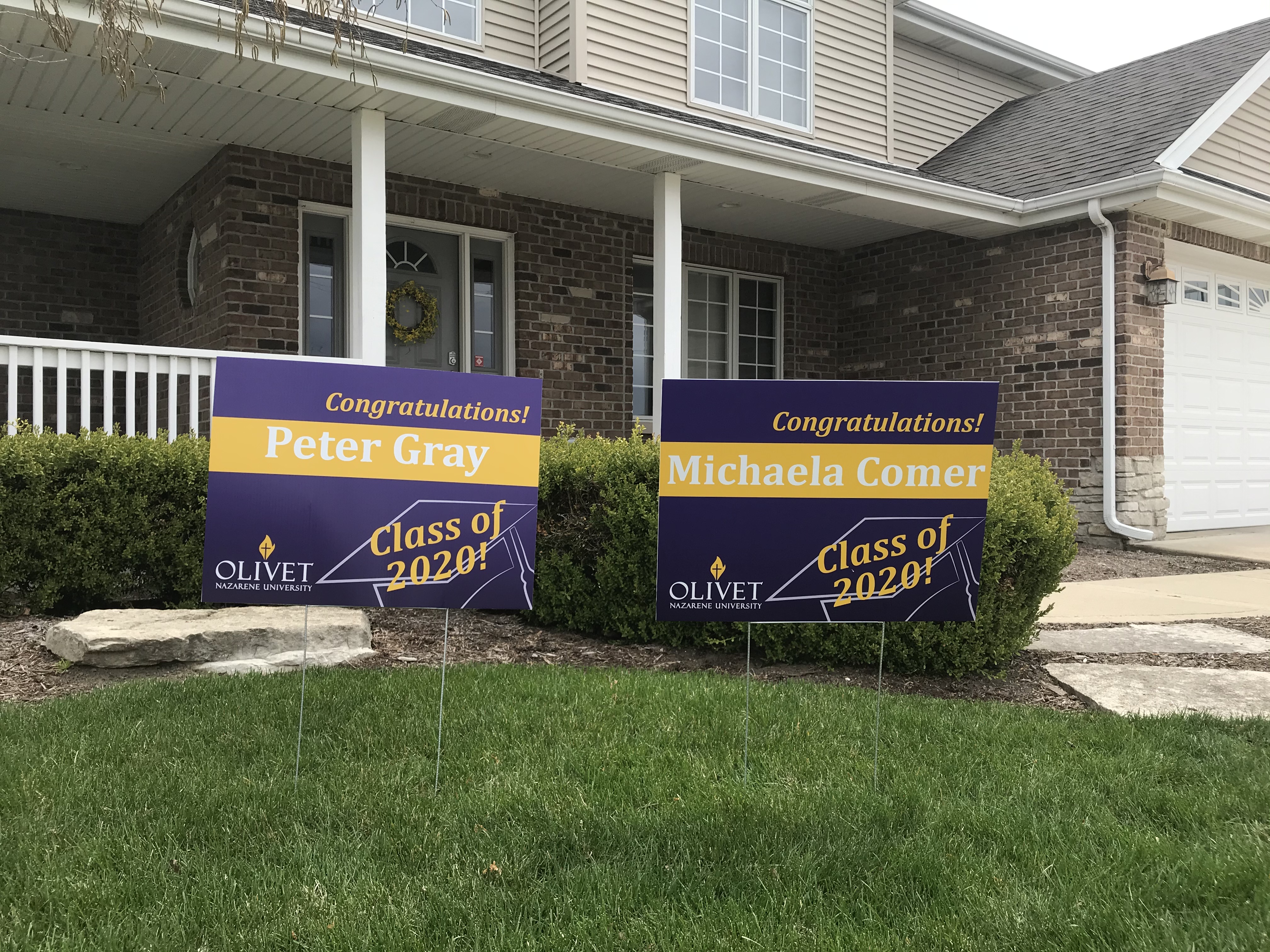 Two graduation yard signs